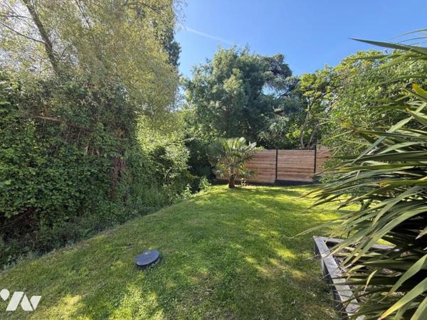 MURS-ERIGNE CONTEMPORAINE EN EXCELLENT ETAT AVEC JOLI JARDIN 