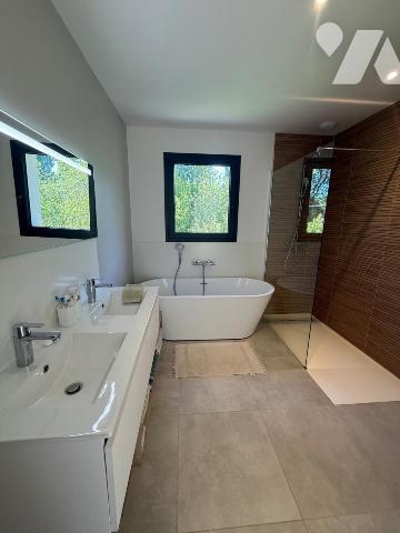 MURS-ERIGNE CONTEMPORAINE EN EXCELLENT ETAT AVEC JOLI JARDIN 