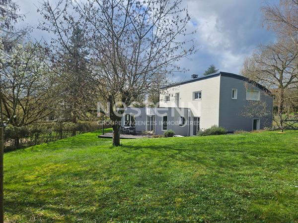 LA FLECHE Superbe maison d'architecte en bois avec SPA et jardin agréable