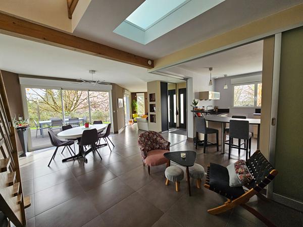 LA FLECHE Superbe maison d'architecte en bois avec SPA et jardin agréable