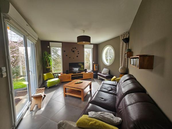 LA FLECHE Superbe maison d'architecte en bois avec SPA et jardin agréable