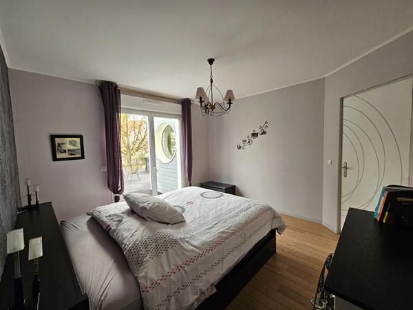 LA FLECHE Superbe maison d'architecte en bois avec SPA et jardin agréable