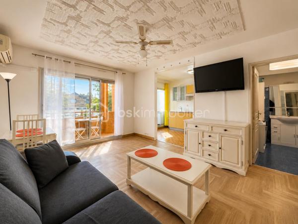 Idéalement situé à Mandelieu-la-Napoule, dans une résidence recherchée avec piscine, découvrez ce magnifique studio climatisé de 32 m² avec terrasse de 7 m², proche des commerces, transports et commodités.

Ce studio lumineux et parfaitement agencé offre un cadre de vie agréable au cœur de la Côte d’Azur. Il se compose d’une belle pièce de vie spacieuse avec accès direct à la terrasse, idéale pour profiter du climat méditerranéen, d’un espace cuisine fonctionnel ainsi que d’une salle de bain confortable.

Les atouts du bien :
• Studio 32 m² à Mandelieu-la-Napoule
• Terrasse agréable de 7 m² 
• Climatisation réversible
• Résidence sécurisée avec piscine
• Cave privative incluse
• Proche centre-ville, commerces et transports
• Faibles charges
• Excellent investissement locatif
• Idéal résidence principale, secondaire ou location saisonnière

 Emplacement privilégié à Mandelieu-la-Napoule, secteur recherché des Alpes-Maritimes, proche Cannes et accès autoroute.
 Parfait pour un investissement immobilier sur la Côte d’Azur ou un pied-à-terre au soleil.

📞 À visiter rapidement 06.69.66.17.19
