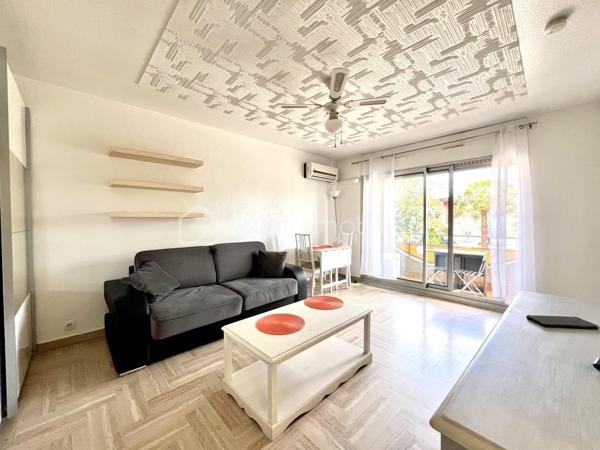 Idéalement situé à Mandelieu-la-Napoule, dans une résidence recherchée avec piscine, découvrez ce magnifique studio climatisé de 32 m² avec terrasse de 7 m², proche des commerces, transports et commodités.

Ce studio lumineux et parfaitement agencé offre un cadre de vie agréable au cœur de la Côte d’Azur. Il se compose d’une belle pièce de vie spacieuse avec accès direct à la terrasse, idéale pour profiter du climat méditerranéen, d’un espace cuisine fonctionnel ainsi que d’une salle de bain confortable.

Les atouts du bien :
• Studio 32 m² à Mandelieu-la-Napoule
• Terrasse agréable de 7 m² 
• Climatisation réversible
• Résidence sécurisée avec piscine
• Cave privative incluse
• Proche centre-ville, commerces et transports
• Faibles charges
• Excellent investissement locatif
• Idéal résidence principale, secondaire ou location saisonnière

 Emplacement privilégié à Mandelieu-la-Napoule, secteur recherché des Alpes-Maritimes, proche Cannes et accès autoroute.
 Parfait pour un investissement immobilier sur la Côte d’Azur ou un pied-à-terre au soleil.

📞 À visiter rapidement 06.69.66.17.19