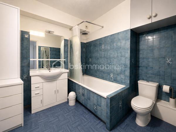 Idéalement situé à Mandelieu-la-Napoule, dans une résidence recherchée avec piscine, découvrez ce magnifique studio climatisé de 32 m² avec terrasse de 7 m², proche des commerces, transports et commodités.

Ce studio lumineux et parfaitement agencé offre un cadre de vie agréable au cœur de la Côte d’Azur. Il se compose d’une belle pièce de vie spacieuse avec accès direct à la terrasse, idéale pour profiter du climat méditerranéen, d’un espace cuisine fonctionnel ainsi que d’une salle de bain confortable.

Les atouts du bien :
• Studio 32 m² à Mandelieu-la-Napoule
• Terrasse agréable de 7 m² 
• Climatisation réversible
• Résidence sécurisée avec piscine
• Cave privative incluse
• Proche centre-ville, commerces et transports
• Faibles charges
• Excellent investissement locatif
• Idéal résidence principale, secondaire ou location saisonnière

 Emplacement privilégié à Mandelieu-la-Napoule, secteur recherché des Alpes-Maritimes, proche Cannes et accès autoroute.
 Parfait pour un investissement immobilier sur la Côte d’Azur ou un pied-à-terre au soleil.

📞 À visiter rapidement 06.69.66.17.19
