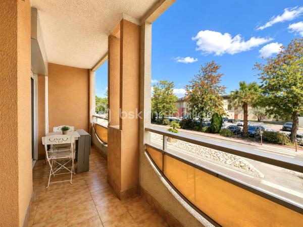 Idéalement situé à Mandelieu-la-Napoule, dans une résidence recherchée avec piscine, découvrez ce magnifique studio climatisé de 32 m² avec terrasse de 7 m², proche des commerces, transports et commodités.

Ce studio lumineux et parfaitement agencé offre un cadre de vie agréable au cœur de la Côte d’Azur. Il se compose d’une belle pièce de vie spacieuse avec accès direct à la terrasse, idéale pour profiter du climat méditerranéen, d’un espace cuisine fonctionnel ainsi que d’une salle de bain confortable.

Les atouts du bien :
• Studio 32 m² à Mandelieu-la-Napoule
• Terrasse agréable de 7 m² 
• Climatisation réversible
• Résidence sécurisée avec piscine
• Cave privative incluse
• Proche centre-ville, commerces et transports
• Faibles charges
• Excellent investissement locatif
• Idéal résidence principale, secondaire ou location saisonnière

 Emplacement privilégié à Mandelieu-la-Napoule, secteur recherché des Alpes-Maritimes, proche Cannes et accès autoroute.
 Parfait pour un investissement immobilier sur la Côte d’Azur ou un pied-à-terre au soleil.

📞 À visiter rapidement 06.69.66.17.19