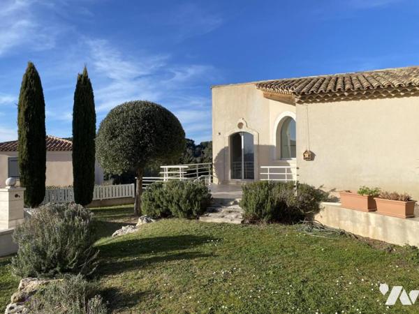 VILLA DE PLAIN-PIED 180 M², 4 CHAMBRES, BUREAU, SOUS-SOL TOTAL 255 M² SUR 833 M² DE TERRAIN PLAT