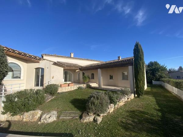VILLA DE PLAIN-PIED 180 M², 4 CHAMBRES, BUREAU, SOUS-SOL TOTAL 255 M² SUR 833 M² DE TERRAIN PLAT