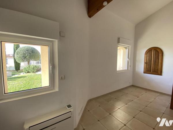 VILLA DE PLAIN-PIED 180 M², 4 CHAMBRES, BUREAU, SOUS-SOL TOTAL 255 M² SUR 833 M² DE TERRAIN PLAT