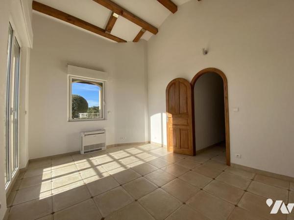 VILLA DE PLAIN-PIED 180 M², 4 CHAMBRES, BUREAU, SOUS-SOL TOTAL 255 M² SUR 833 M² DE TERRAIN PLAT