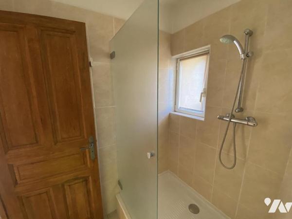 VILLA DE PLAIN-PIED 180 M², 4 CHAMBRES, BUREAU, SOUS-SOL TOTAL 255 M² SUR 833 M² DE TERRAIN PLAT