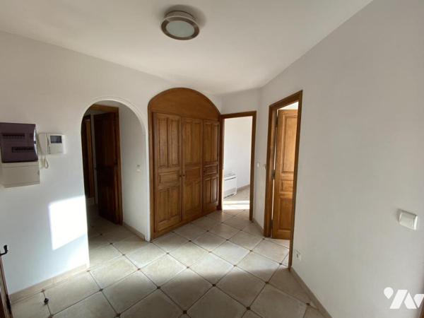 VILLA DE PLAIN-PIED 180 M², 4 CHAMBRES, BUREAU, SOUS-SOL TOTAL 255 M² SUR 833 M² DE TERRAIN PLAT