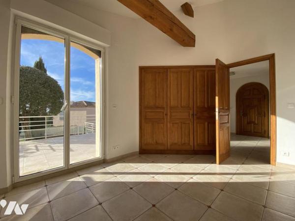 VILLA DE PLAIN-PIED 180 M², 4 CHAMBRES, BUREAU, SOUS-SOL TOTAL 255 M² SUR 833 M² DE TERRAIN PLAT