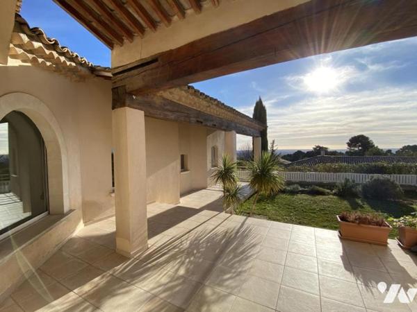 VILLA DE PLAIN-PIED 180 M², 4 CHAMBRES, BUREAU, SOUS-SOL TOTAL 255 M² SUR 833 M² DE TERRAIN PLAT