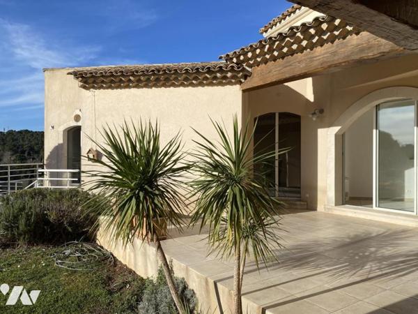 VILLA DE PLAIN-PIED 180 M², 4 CHAMBRES, BUREAU, SOUS-SOL TOTAL 255 M² SUR 833 M² DE TERRAIN PLAT