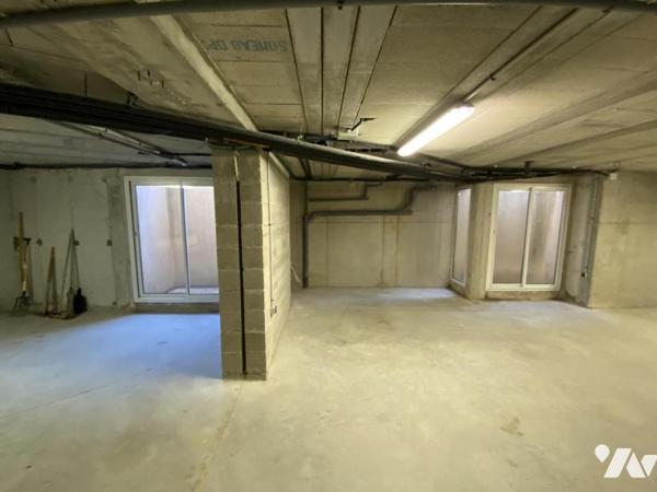 VILLA DE PLAIN-PIED 180 M², 4 CHAMBRES, BUREAU, SOUS-SOL TOTAL 255 M² SUR 833 M² DE TERRAIN PLAT