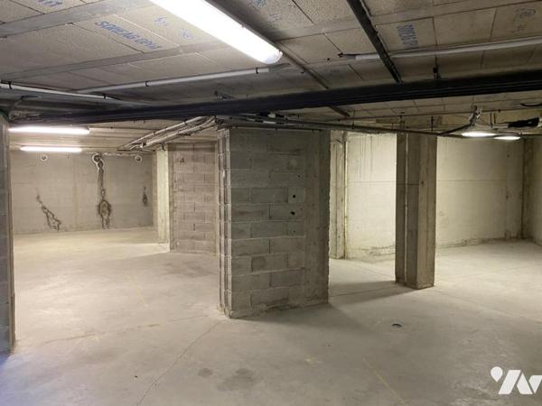 VILLA DE PLAIN-PIED 180 M², 4 CHAMBRES, BUREAU, SOUS-SOL TOTAL 255 M² SUR 833 M² DE TERRAIN PLAT