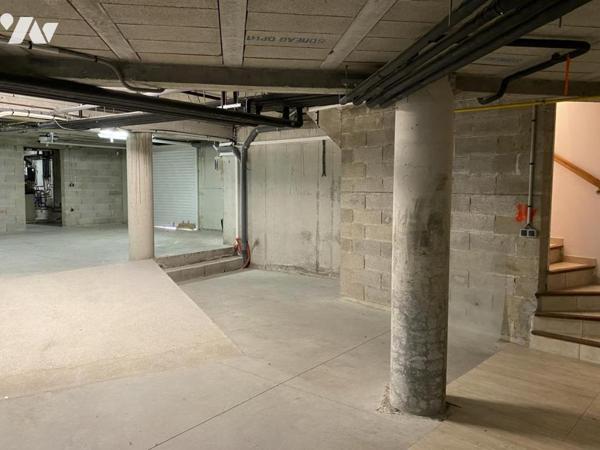 VILLA DE PLAIN-PIED 180 M², 4 CHAMBRES, BUREAU, SOUS-SOL TOTAL 255 M² SUR 833 M² DE TERRAIN PLAT