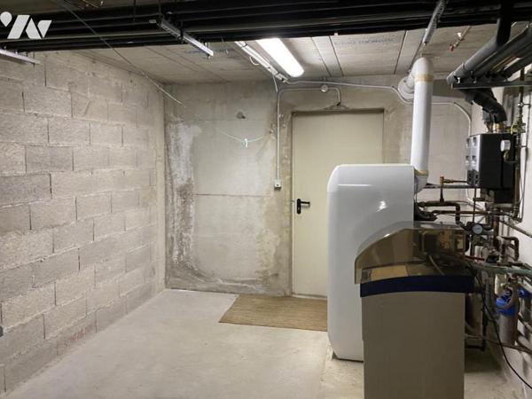 VILLA DE PLAIN-PIED 180 M², 4 CHAMBRES, BUREAU, SOUS-SOL TOTAL 255 M² SUR 833 M² DE TERRAIN PLAT