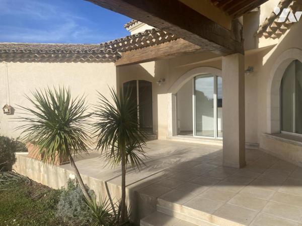 VILLA DE PLAIN-PIED 180 M², 4 CHAMBRES, BUREAU, SOUS-SOL TOTAL 255 M² SUR 833 M² DE TERRAIN PLAT