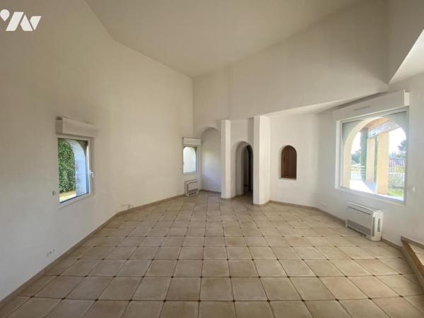 VILLA DE PLAIN-PIED 180 M², 4 CHAMBRES, BUREAU, SOUS-SOL TOTAL 255 M² SUR 833 M² DE TERRAIN PLAT