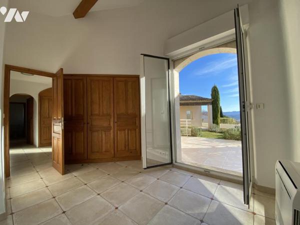 VILLA DE PLAIN-PIED 180 M², 4 CHAMBRES, BUREAU, SOUS-SOL TOTAL 255 M² SUR 833 M² DE TERRAIN PLAT