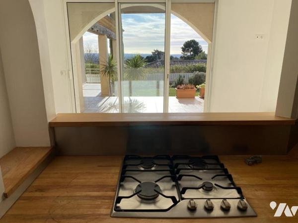 VILLA DE PLAIN-PIED 180 M², 4 CHAMBRES, BUREAU, SOUS-SOL TOTAL 255 M² SUR 833 M² DE TERRAIN PLAT