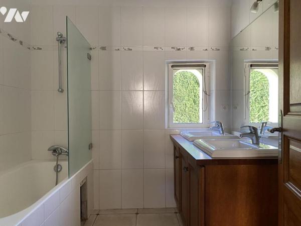 VILLA DE PLAIN-PIED 180 M², 4 CHAMBRES, BUREAU, SOUS-SOL TOTAL 255 M² SUR 833 M² DE TERRAIN PLAT