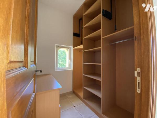 VILLA DE PLAIN-PIED 180 M², 4 CHAMBRES, BUREAU, SOUS-SOL TOTAL 255 M² SUR 833 M² DE TERRAIN PLAT