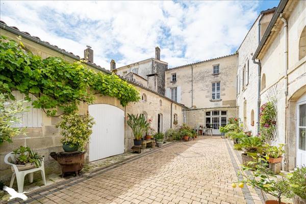Maison à vendre |  Saint-Savinien |  10 pièces | 359 m²