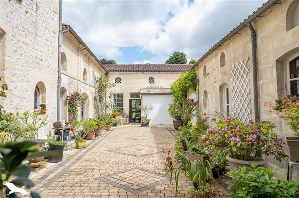 Maison à vendre |  Saint-Savinien |  10 pièces | 359 m²