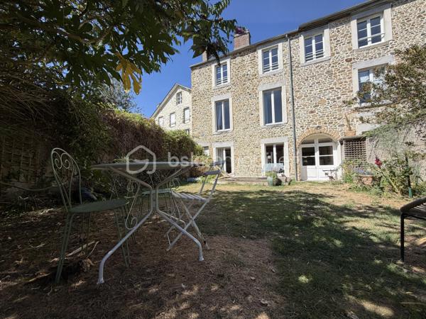 À VENDRE – Grande maison familiale d’environ 245 m² à Coutances 

Jérémy et BSK Immobilier vous proposent de découvrir cette maison mitoyenne des deux côtés, construite en 1949, offrant environ 245 m² habitables répartis sur trois niveaux, sur une parcelle d’environ 365 m². 

Description intérieure

Rez-de-chaussée :

Une entrée ;
Une cuisine aménagée et équipée ; 
Un séjour ;
Une salle à manger ;
Une buanderie.

1er étage :

Un palier desservant :
Trois chambres ;
Deux salles d’eau ;
Deux WC ;
Un bureau. 

2 ème étage :

Un palier desservant :
Trois chambres ;
Une salle de bains ;
Un WC ;
Un bureau. 

3 éme étage : 

Un grenier, offrant un potentiel supplémentaire selon vos projets. 

Description extérieure :

L’ensemble est édifié sur une parcelle d’environ 365 m².
La propriété comprend également une dépendance et une cave.

Points forts :

✔ Proximité des commodités : écoles, commerces et transports
✔ À moins de 20 minutes de la mer 

Une maison aux volumes généreux et au fort potentiel, idéalement située à Coutances. Une belle opportunité pour une famille à la recherche d’espace ou pour un projet immobilier nécessitant de grandes surfaces. 

Pour plus d’informations ou pour organiser une visite, n’hésitez pas à me contacter.