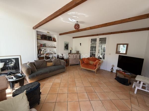 À VENDRE – Grande maison familiale d’environ 245 m² à Coutances 

Jérémy et BSK Immobilier vous proposent de découvrir cette maison mitoyenne des deux côtés, construite en 1949, offrant environ 245 m² habitables répartis sur trois niveaux, sur une parcelle d’environ 365 m². 

Description intérieure

Rez-de-chaussée :

Une entrée ;
Une cuisine aménagée et équipée ; 
Un séjour ;
Une salle à manger ;
Une buanderie.

1er étage :

Un palier desservant :
Trois chambres ;
Deux salles d’eau ;
Deux WC ;
Un bureau. 

2 ème étage :

Un palier desservant :
Trois chambres ;
Une salle de bains ;
Un WC ;
Un bureau. 

3 éme étage : 

Un grenier, offrant un potentiel supplémentaire selon vos projets. 

Description extérieure :

L’ensemble est édifié sur une parcelle d’environ 365 m².
La propriété comprend également une dépendance et une cave.

Points forts :

✔ Proximité des commodités : écoles, commerces et transports
✔ À moins de 20 minutes de la mer 

Une maison aux volumes généreux et au fort potentiel, idéalement située à Coutances. Une belle opportunité pour une famille à la recherche d’espace ou pour un projet immobilier nécessitant de grandes surfaces. 

Pour plus d’informations ou pour organiser une visite, n’hésitez pas à me contacter.
