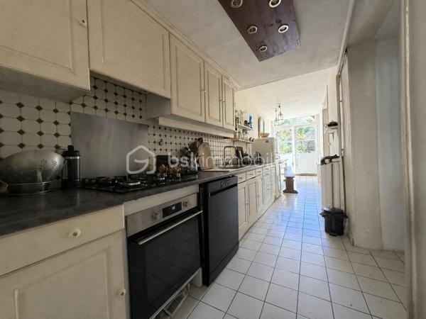 À VENDRE – Grande maison familiale d’environ 245 m² à Coutances 

Jérémy et BSK Immobilier vous proposent de découvrir cette maison mitoyenne des deux côtés, construite en 1949, offrant environ 245 m² habitables répartis sur trois niveaux, sur une parcelle d’environ 365 m². 

Description intérieure

Rez-de-chaussée :

Une entrée ;
Une cuisine aménagée et équipée ; 
Un séjour ;
Une salle à manger ;
Une buanderie.

1er étage :

Un palier desservant :
Trois chambres ;
Deux salles d’eau ;
Deux WC ;
Un bureau. 

2 ème étage :

Un palier desservant :
Trois chambres ;
Une salle de bains ;
Un WC ;
Un bureau. 

3 éme étage : 

Un grenier, offrant un potentiel supplémentaire selon vos projets. 

Description extérieure :

L’ensemble est édifié sur une parcelle d’environ 365 m².
La propriété comprend également une dépendance et une cave.

Points forts :

✔ Proximité des commodités : écoles, commerces et transports
✔ À moins de 20 minutes de la mer 

Une maison aux volumes généreux et au fort potentiel, idéalement située à Coutances. Une belle opportunité pour une famille à la recherche d’espace ou pour un projet immobilier nécessitant de grandes surfaces. 

Pour plus d’informations ou pour organiser une visite, n’hésitez pas à me contacter.