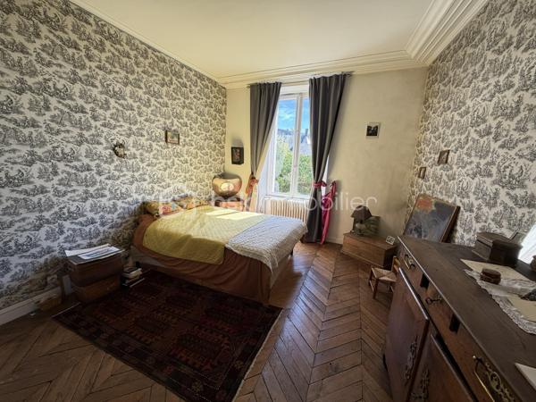 À VENDRE – Grande maison familiale d’environ 245 m² à Coutances 

Jérémy et BSK Immobilier vous proposent de découvrir cette maison mitoyenne des deux côtés, construite en 1949, offrant environ 245 m² habitables répartis sur trois niveaux, sur une parcelle d’environ 365 m². 

Description intérieure

Rez-de-chaussée :

Une entrée ;
Une cuisine aménagée et équipée ; 
Un séjour ;
Une salle à manger ;
Une buanderie.

1er étage :

Un palier desservant :
Trois chambres ;
Deux salles d’eau ;
Deux WC ;
Un bureau. 

2 ème étage :

Un palier desservant :
Trois chambres ;
Une salle de bains ;
Un WC ;
Un bureau. 

3 éme étage : 

Un grenier, offrant un potentiel supplémentaire selon vos projets. 

Description extérieure :

L’ensemble est édifié sur une parcelle d’environ 365 m².
La propriété comprend également une dépendance et une cave.

Points forts :

✔ Proximité des commodités : écoles, commerces et transports
✔ À moins de 20 minutes de la mer 

Une maison aux volumes généreux et au fort potentiel, idéalement située à Coutances. Une belle opportunité pour une famille à la recherche d’espace ou pour un projet immobilier nécessitant de grandes surfaces. 

Pour plus d’informations ou pour organiser une visite, n’hésitez pas à me contacter.