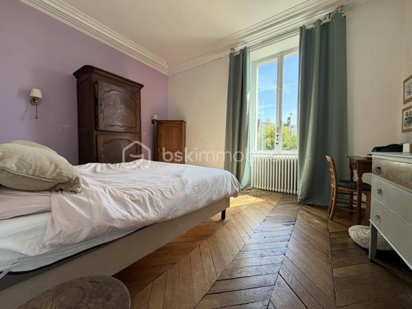À VENDRE – Grande maison familiale d’environ 245 m² à Coutances 

Jérémy et BSK Immobilier vous proposent de découvrir cette maison mitoyenne des deux côtés, construite en 1949, offrant environ 245 m² habitables répartis sur trois niveaux, sur une parcelle d’environ 365 m². 

Description intérieure

Rez-de-chaussée :

Une entrée ;
Une cuisine aménagée et équipée ; 
Un séjour ;
Une salle à manger ;
Une buanderie.

1er étage :

Un palier desservant :
Trois chambres ;
Deux salles d’eau ;
Deux WC ;
Un bureau. 

2 ème étage :

Un palier desservant :
Trois chambres ;
Une salle de bains ;
Un WC ;
Un bureau. 

3 éme étage : 

Un grenier, offrant un potentiel supplémentaire selon vos projets. 

Description extérieure :

L’ensemble est édifié sur une parcelle d’environ 365 m².
La propriété comprend également une dépendance et une cave.

Points forts :

✔ Proximité des commodités : écoles, commerces et transports
✔ À moins de 20 minutes de la mer 

Une maison aux volumes généreux et au fort potentiel, idéalement située à Coutances. Une belle opportunité pour une famille à la recherche d’espace ou pour un projet immobilier nécessitant de grandes surfaces. 

Pour plus d’informations ou pour organiser une visite, n’hésitez pas à me contacter.