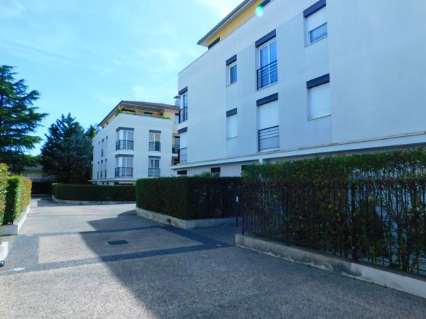 Parking
        
        - 15 m² 25 000 € *