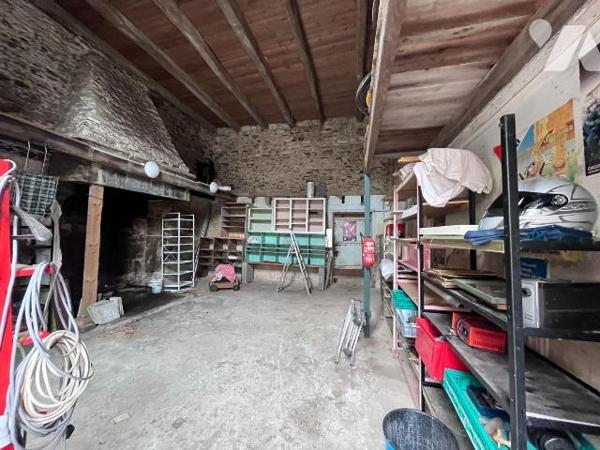 Maison d'habitation sur sous sol complet,comprenant : une entrée, une cuisine aménagée ouverte ...