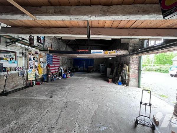 Maison d'habitation sur sous sol complet,comprenant : une entrée, une cuisine aménagée ouverte ...