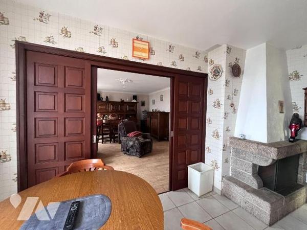 Maison d'habitation sur sous sol complet,comprenant : une entrée, une cuisine aménagée ouverte ...