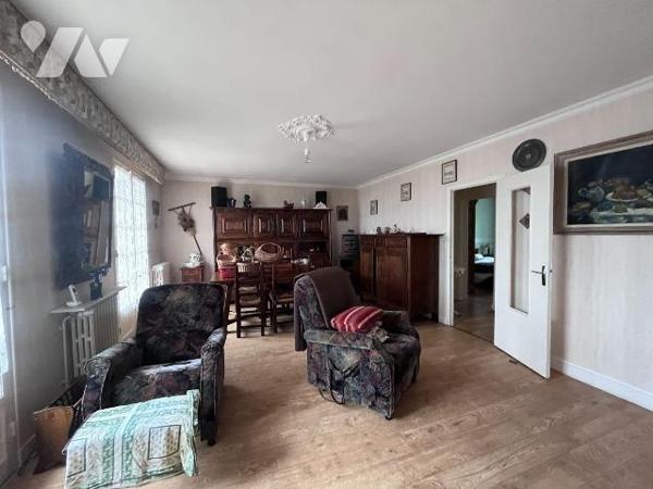 Maison d'habitation sur sous sol complet,comprenant : une entrée, une cuisine aménagée ouverte ...