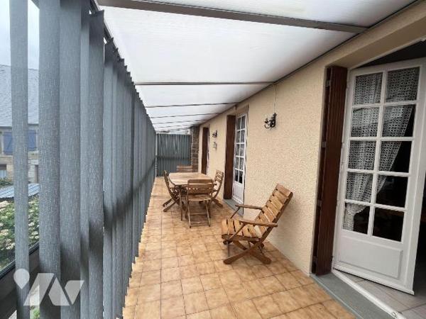 Maison d'habitation sur sous sol complet,comprenant : une entrée, une cuisine aménagée ouverte ...