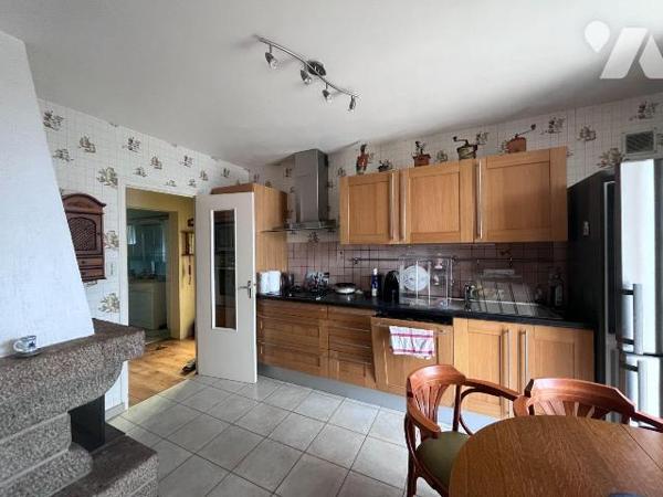Maison d'habitation sur sous sol complet,comprenant : une entrée, une cuisine aménagée ouverte ...