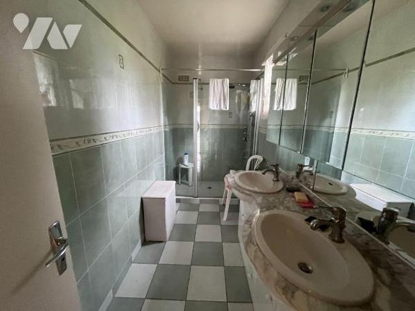 Maison d'habitation sur sous sol complet,comprenant : une entrée, une cuisine aménagée ouverte ...