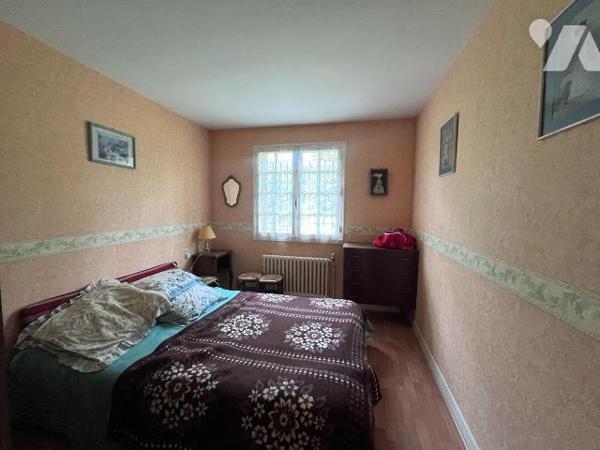 Maison d'habitation sur sous sol complet,comprenant : une entrée, une cuisine aménagée ouverte ...