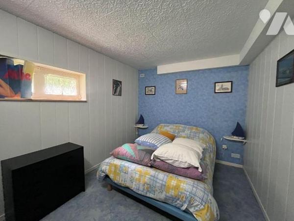 Maison d'habitation sur sous sol complet,comprenant : une entrée, une cuisine aménagée ouverte ...