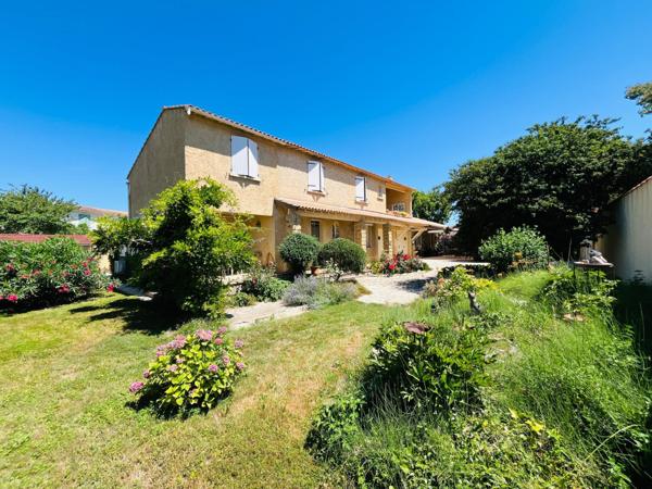 Grande maison familiale avec jardin et dépendances