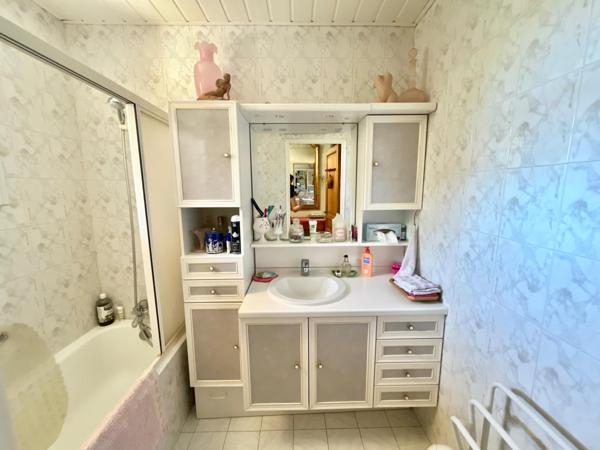 Grande maison familiale avec jardin et dépendances