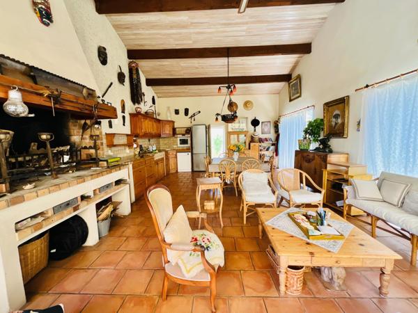 Grande maison familiale avec jardin et dépendances