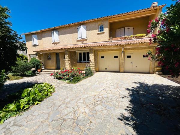 Grande maison familiale avec jardin et dépendances